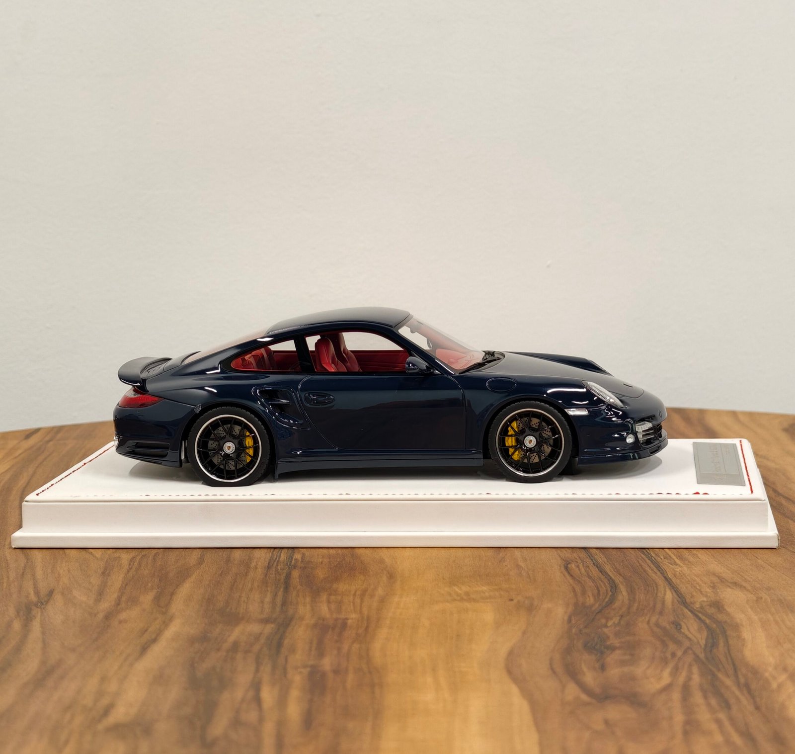 Porsche 911 Turbo S (997.2) Dark Blue 1:18 - Image 4