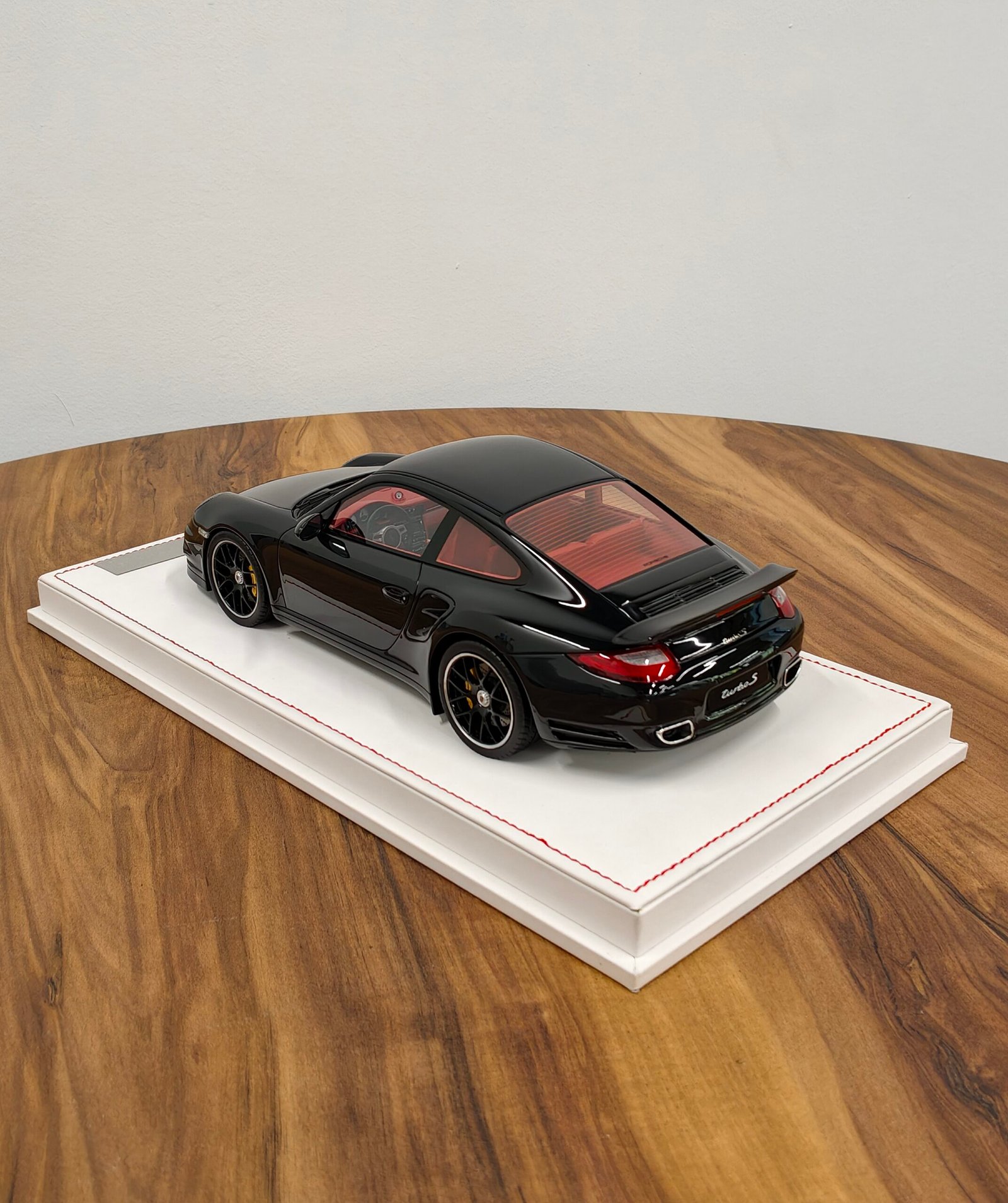 Porsche 911 Turbo S (997.2) Black 1:18 - Image 2