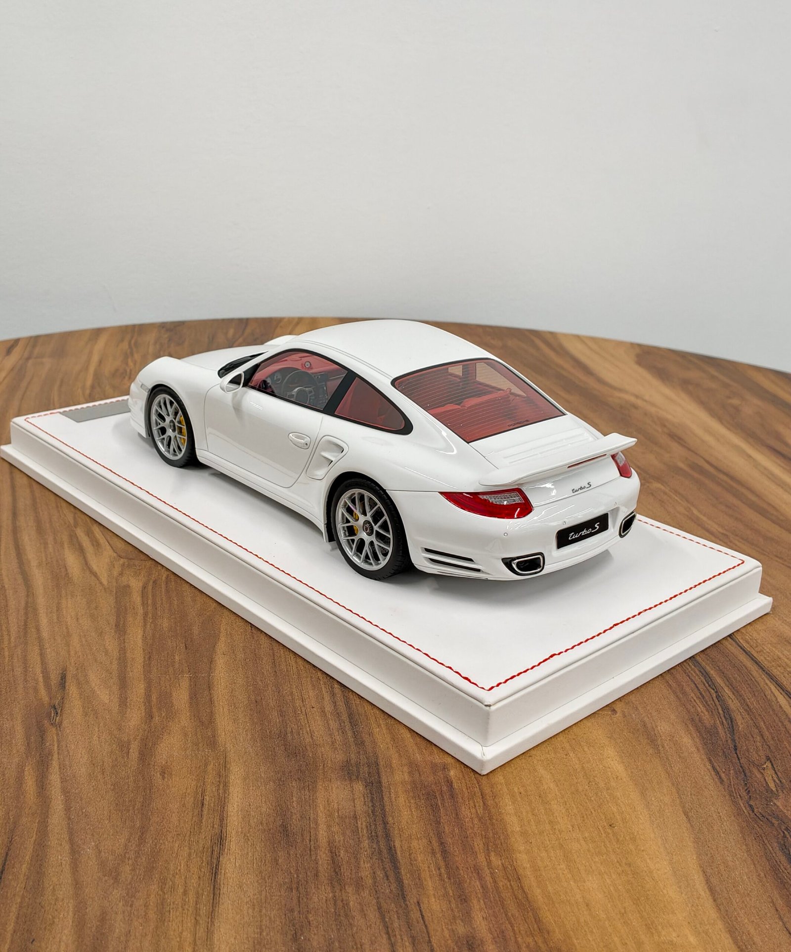 Porsche 911 Turbo S (997.2) White 1:18 - Image 2