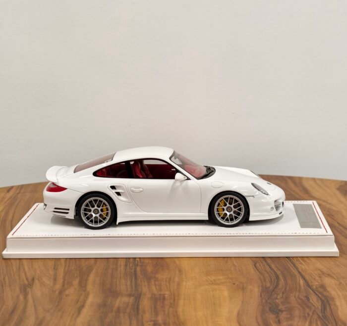 Porsche 911 Turbo S (997.2) White 1:18 - Image 4