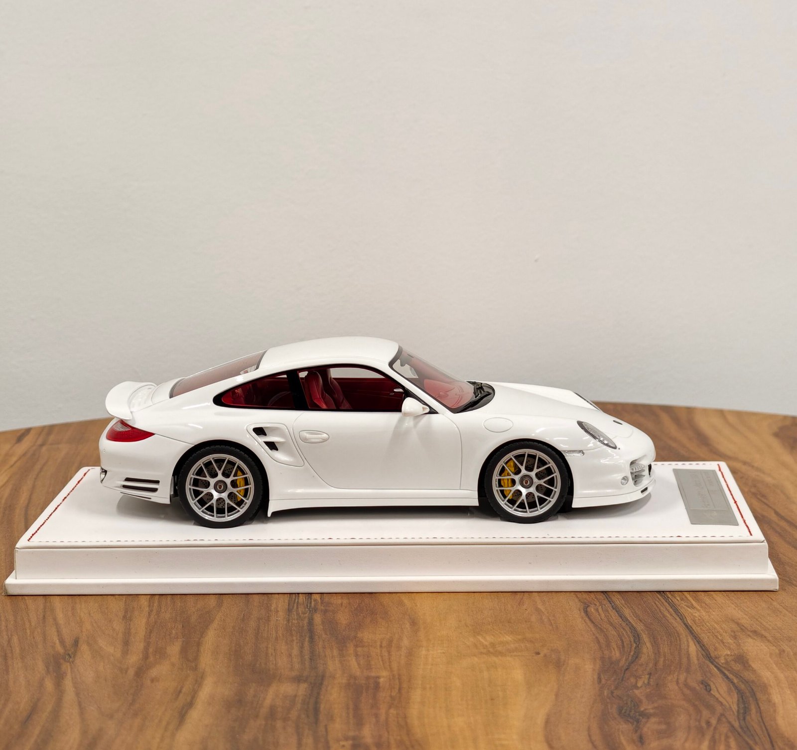 Porsche 911 Turbo S (997.2) White 1:18 - Image 4