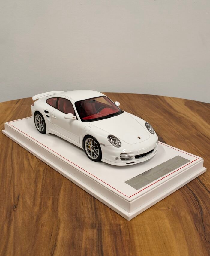 Porsche 911 Turbo S (997.2) White 1:18 - Image 3