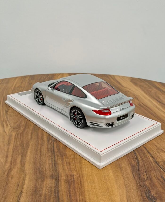 Porsche 911 Turbo (997.2) 1:18 Silver - Image 2