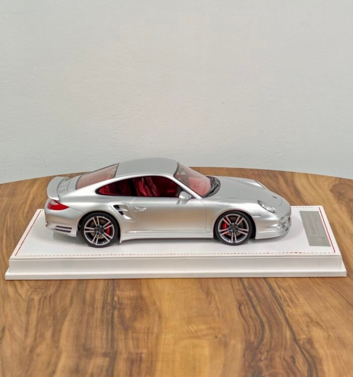 Porsche 911 Turbo (997.2) 1:18 Silver - Image 4