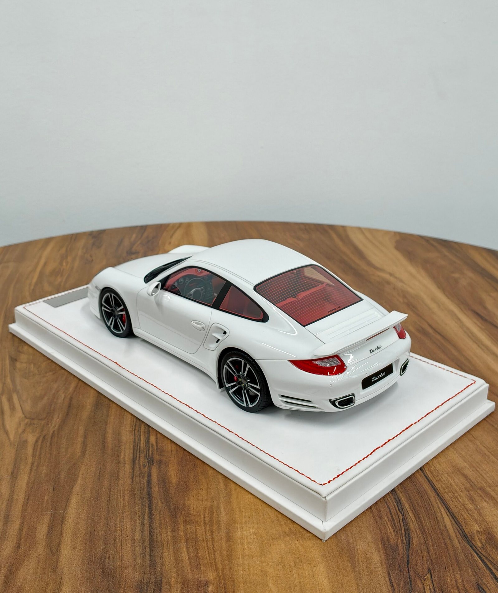 Porsche 911 Turbo (997.2) 1:18 White - Image 2