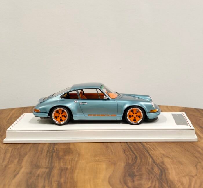 Porsche Singer 1:18 Blue Light - Image 4
