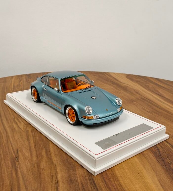 Porsche Singer 1:18 Blue Light - Image 3