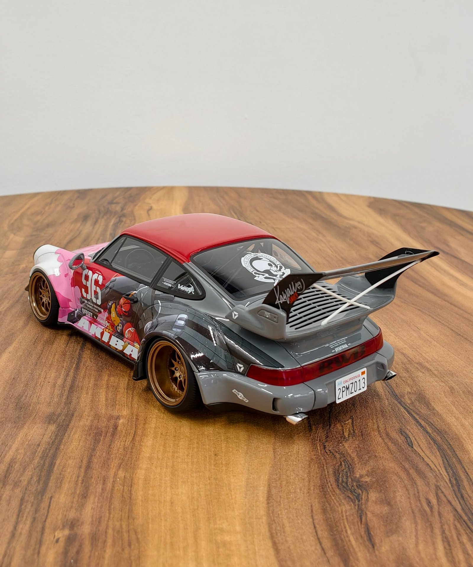 Porsche RAUH-WELT 1:18 Gray with Red & Pink - Image 2