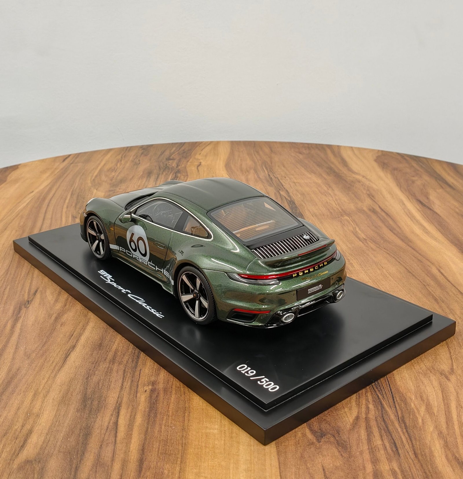 Porsche 911 Sport Classic 1:18 Green - Image 2