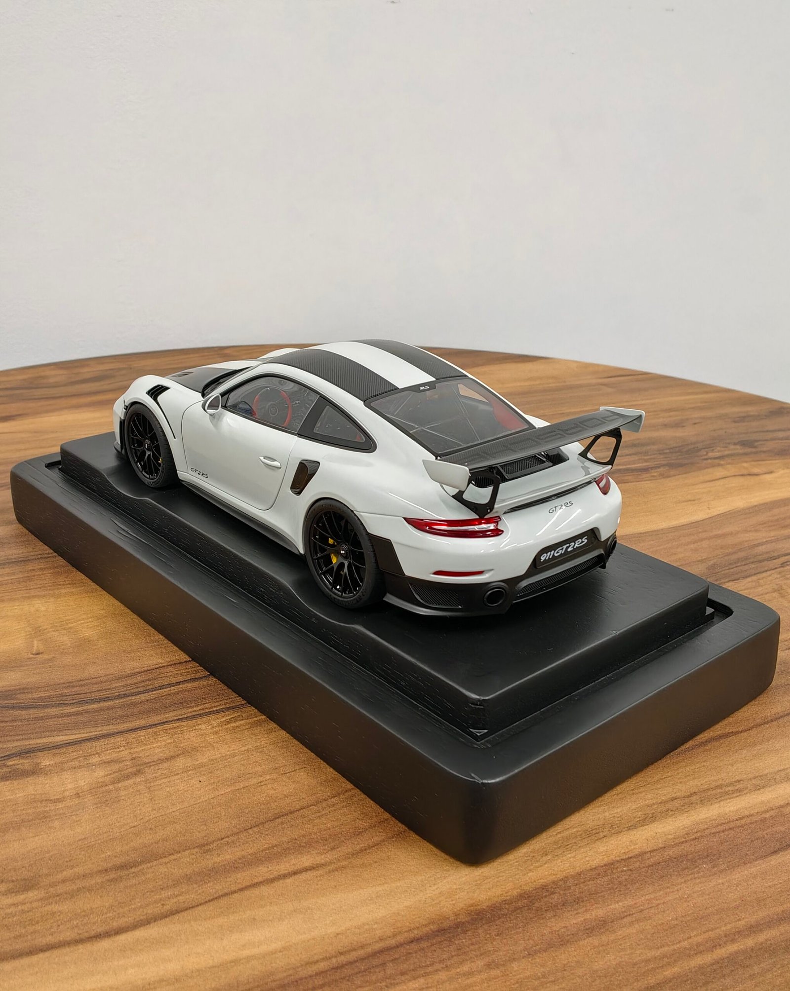 Porsche 911 GT2 RS (991.2) Weissach package 1:18 White - Image 6