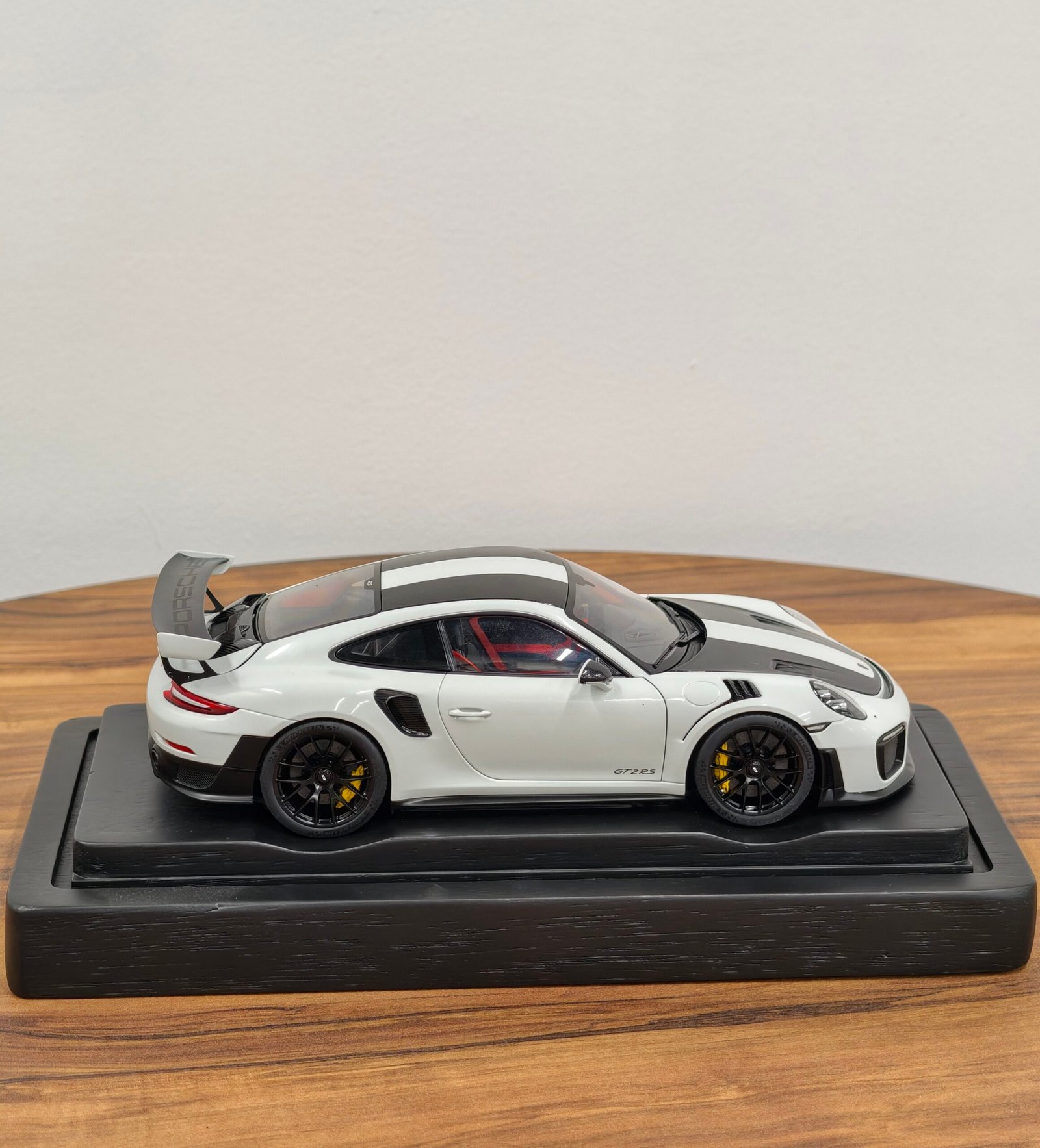 Porsche 911 GT2 RS (991.2) Weissach package 1:18 White - Image 8