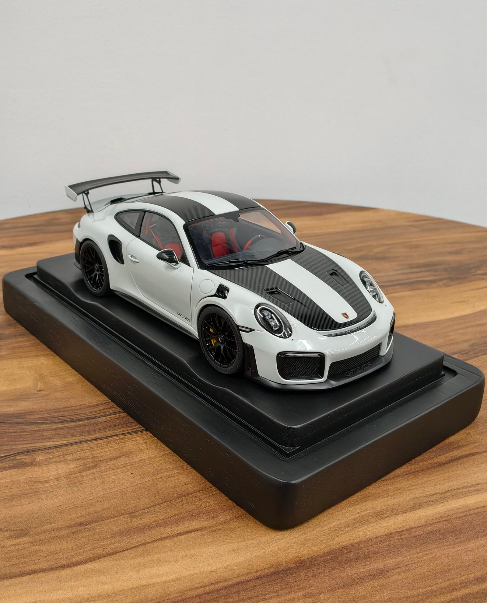 Porsche 911 GT2 RS (991.2) Weissach package 1:18 White - Image 2