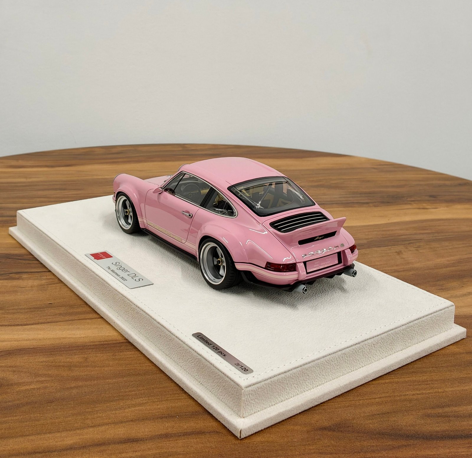 Porsche Singer DLS 2022 Pink 1:18 - Image 2