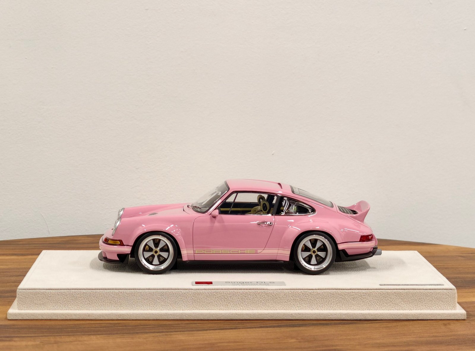 Porsche Singer DLS 2022 Pink 1:18 - Image 4