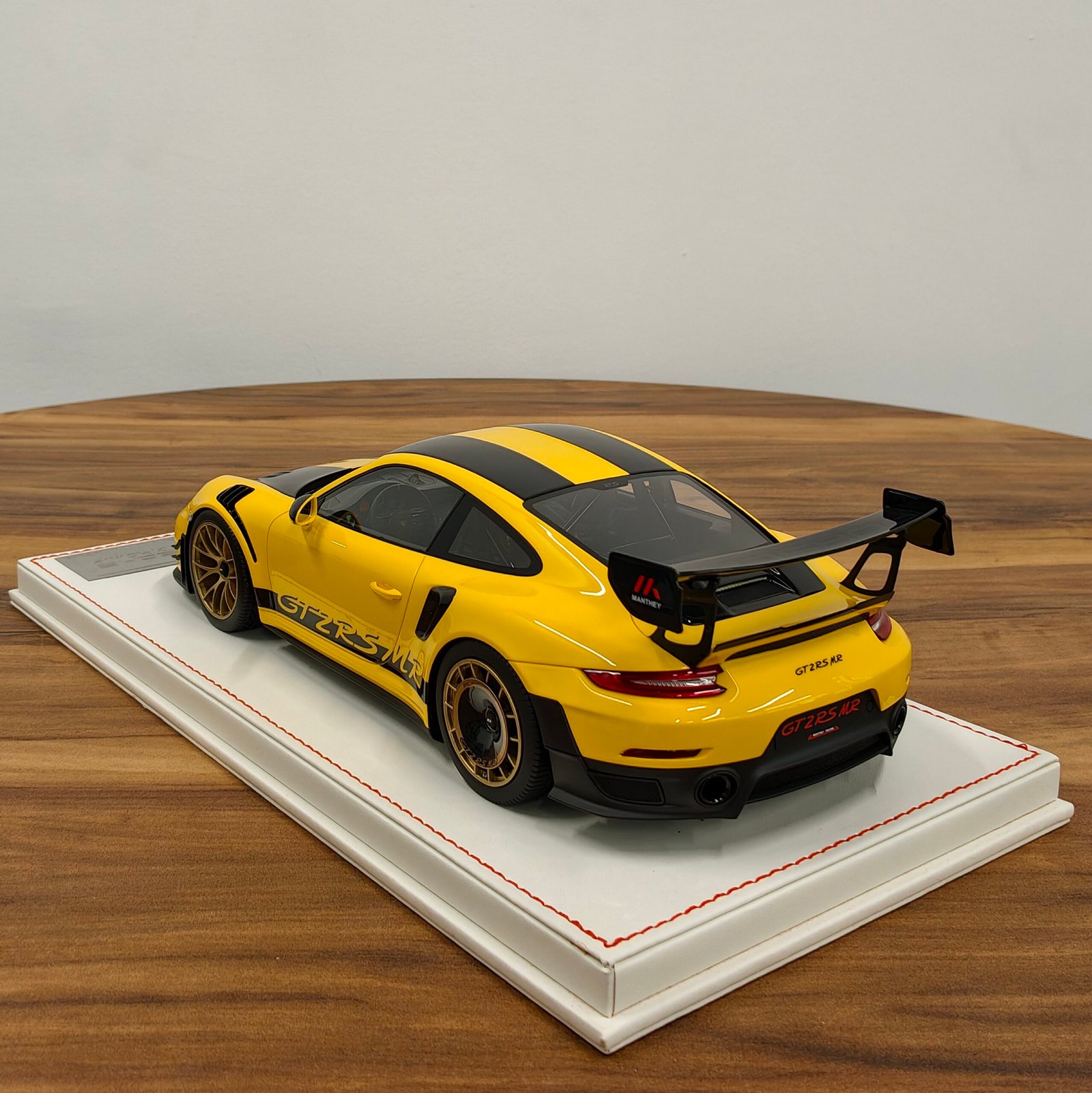 Porsche 991 GT2RS MR 1:18 Manthey Yellow - Image 2