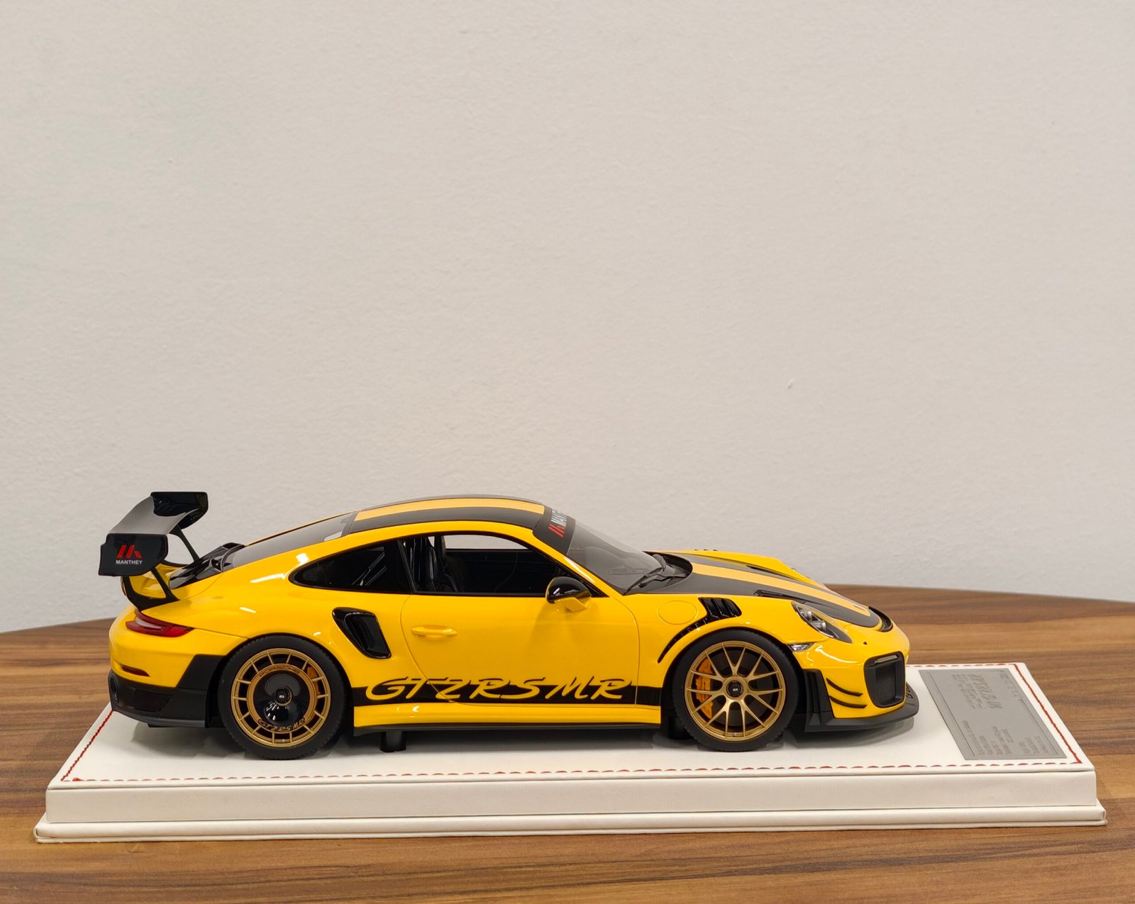 Porsche 991 GT2RS MR 1:18 Manthey Yellow - Image 4