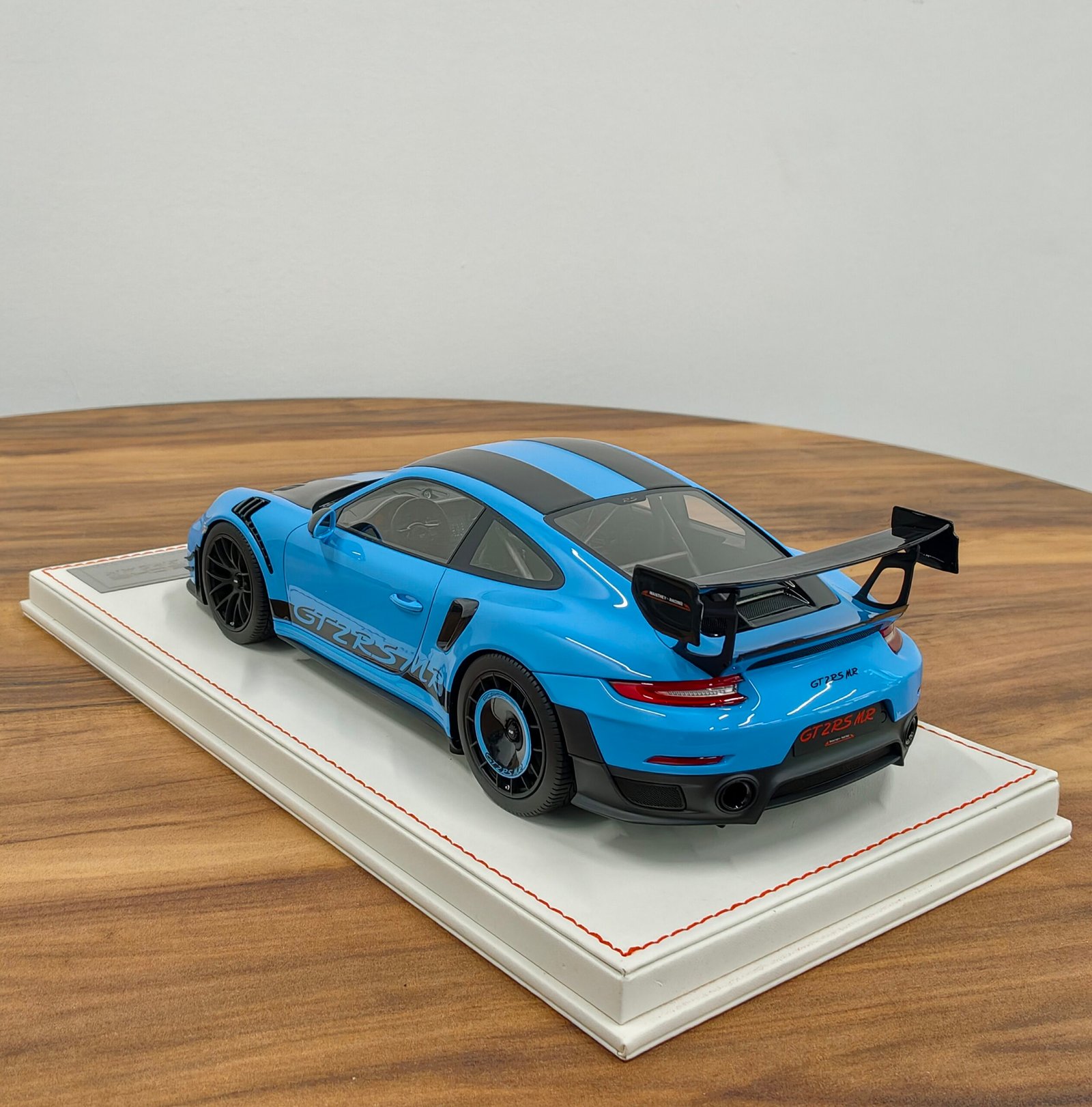 Porsche 911 GT2 RS MR 1:18 Blue - Image 2