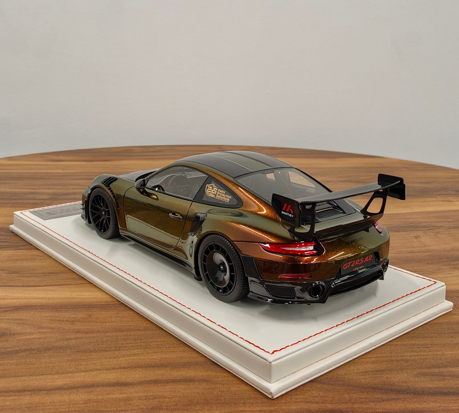 Porsche 991 GT2RS MR 1:18 Gold - Image 2