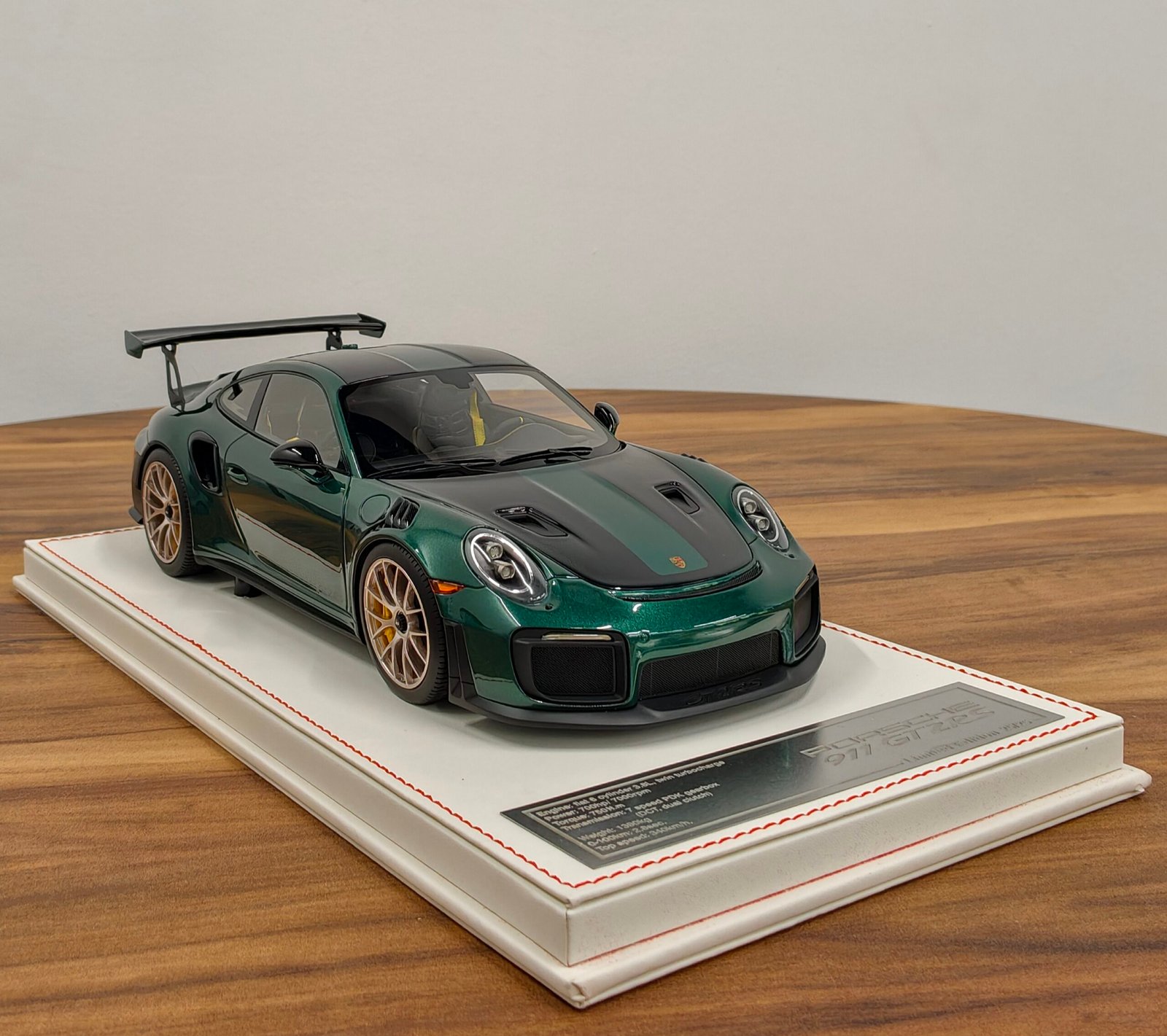Porsche 991 GT2RS 1:18 Green - Image 4