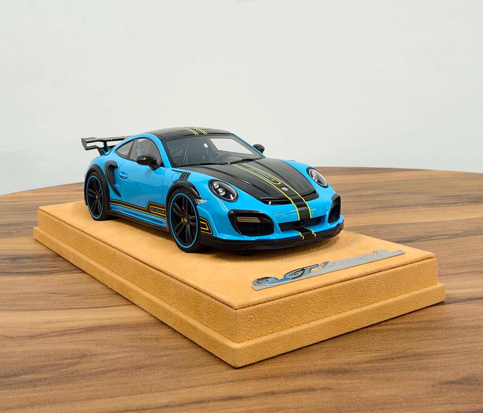 Porsche 911 Techart GT Street R 1:18 Blue - Image 4