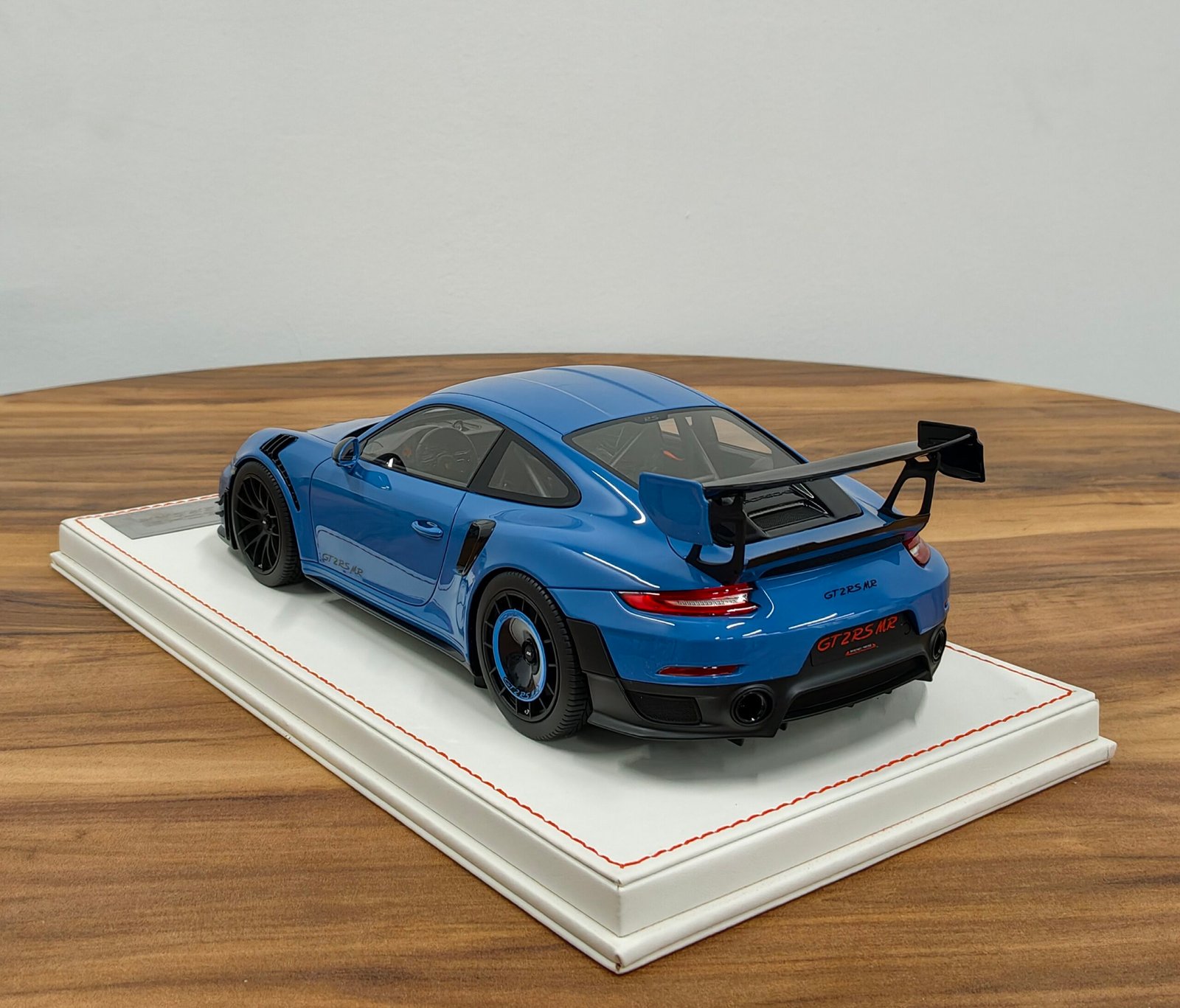 Porsche 911 gt2rs mr (neptune blue) 1:18 - Image 2