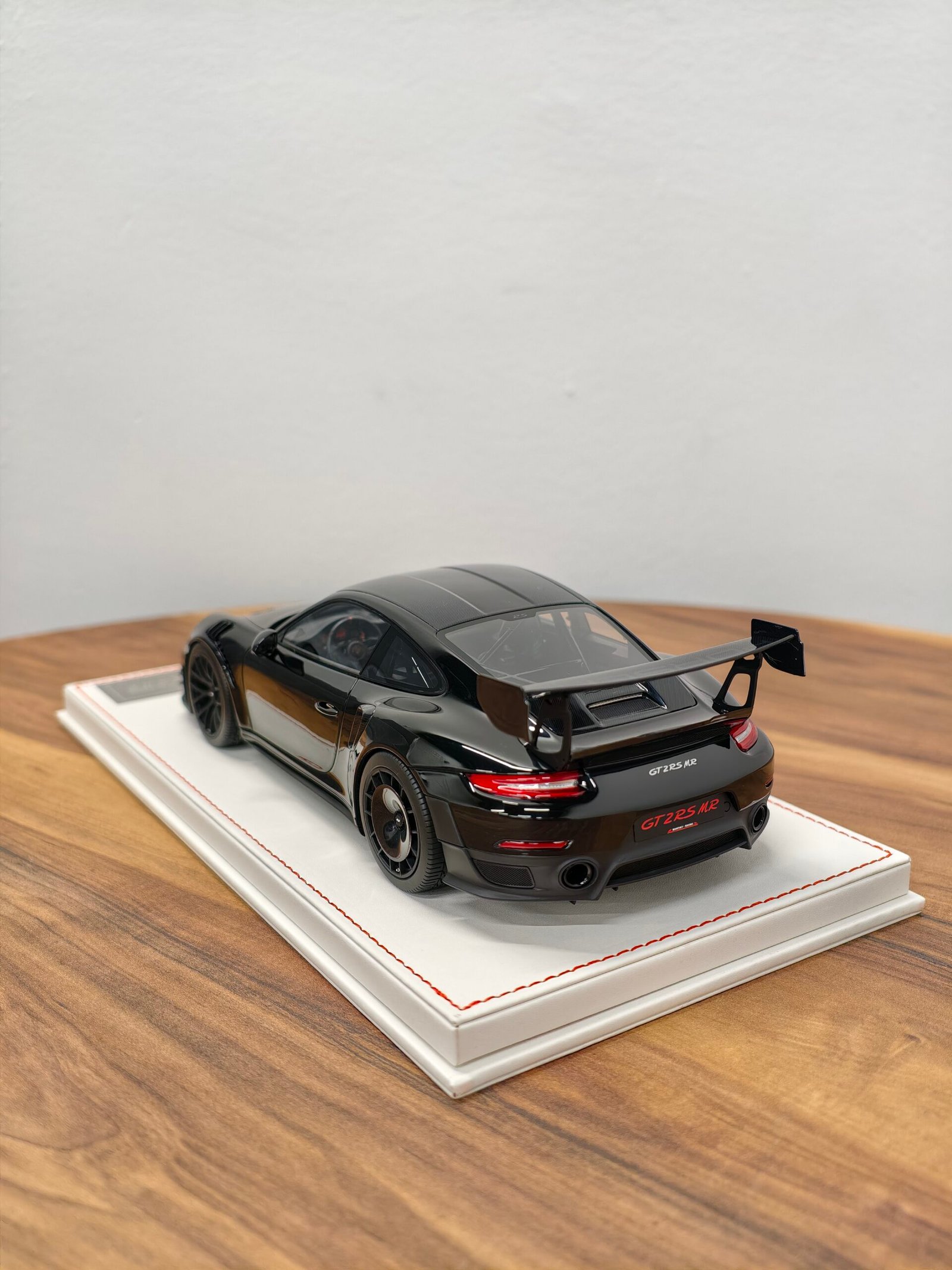Porsche 911 GT2 RS MR 1:18 Black - Image 4