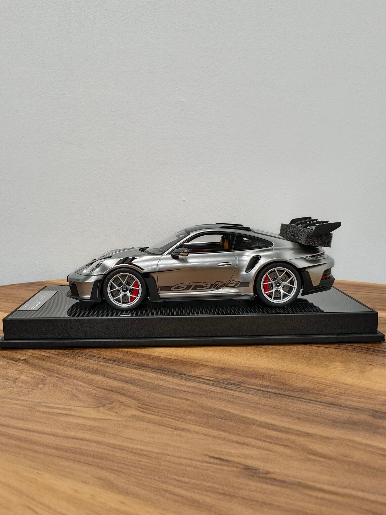 Porsche 911 (992.1) GT3 RS 1:18 Silver with Black - Image 3