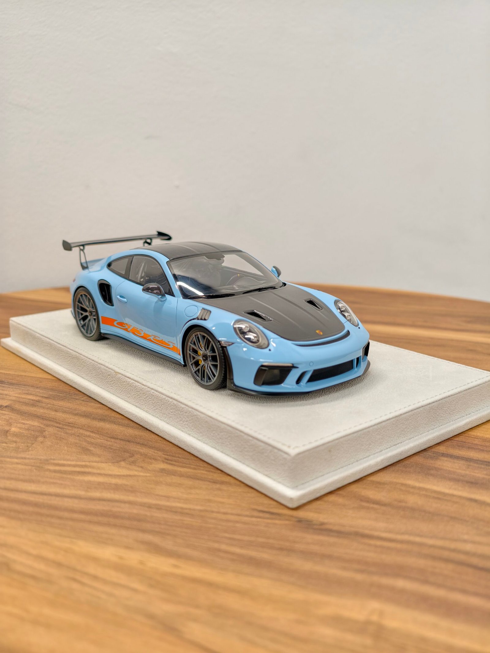 Porsche 911 GT3RS 2018 gulf blue 1:18 - Image 2