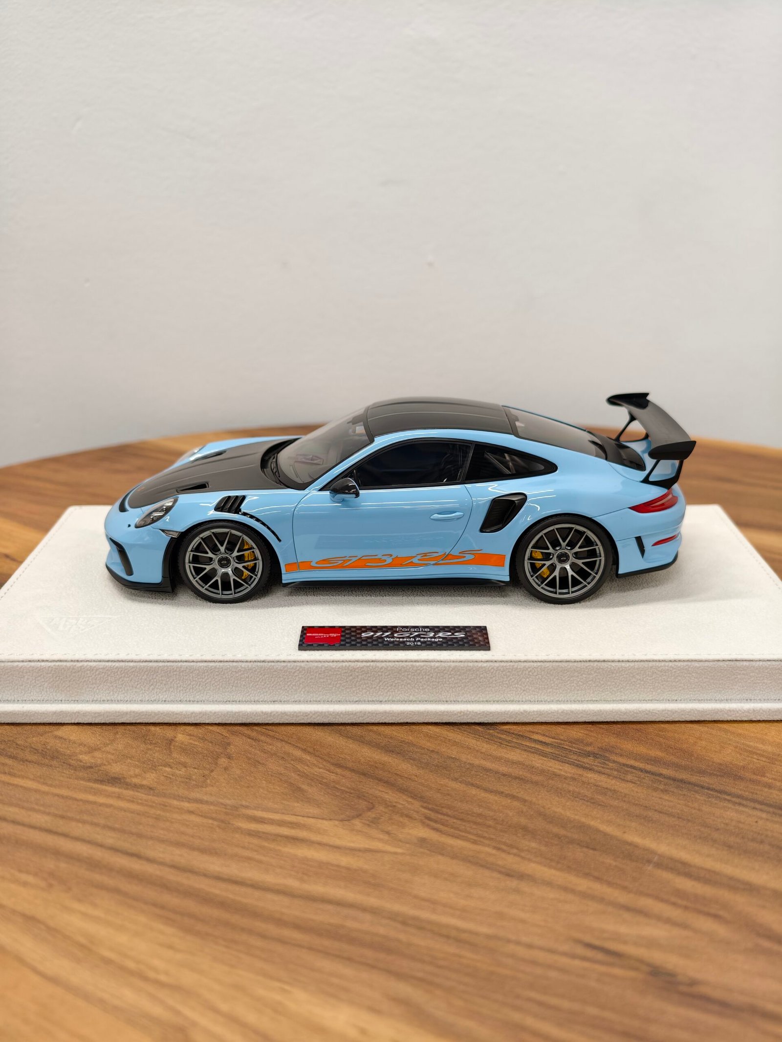 Porsche 911 GT3RS 2018 gulf blue 1:18 - Image 3
