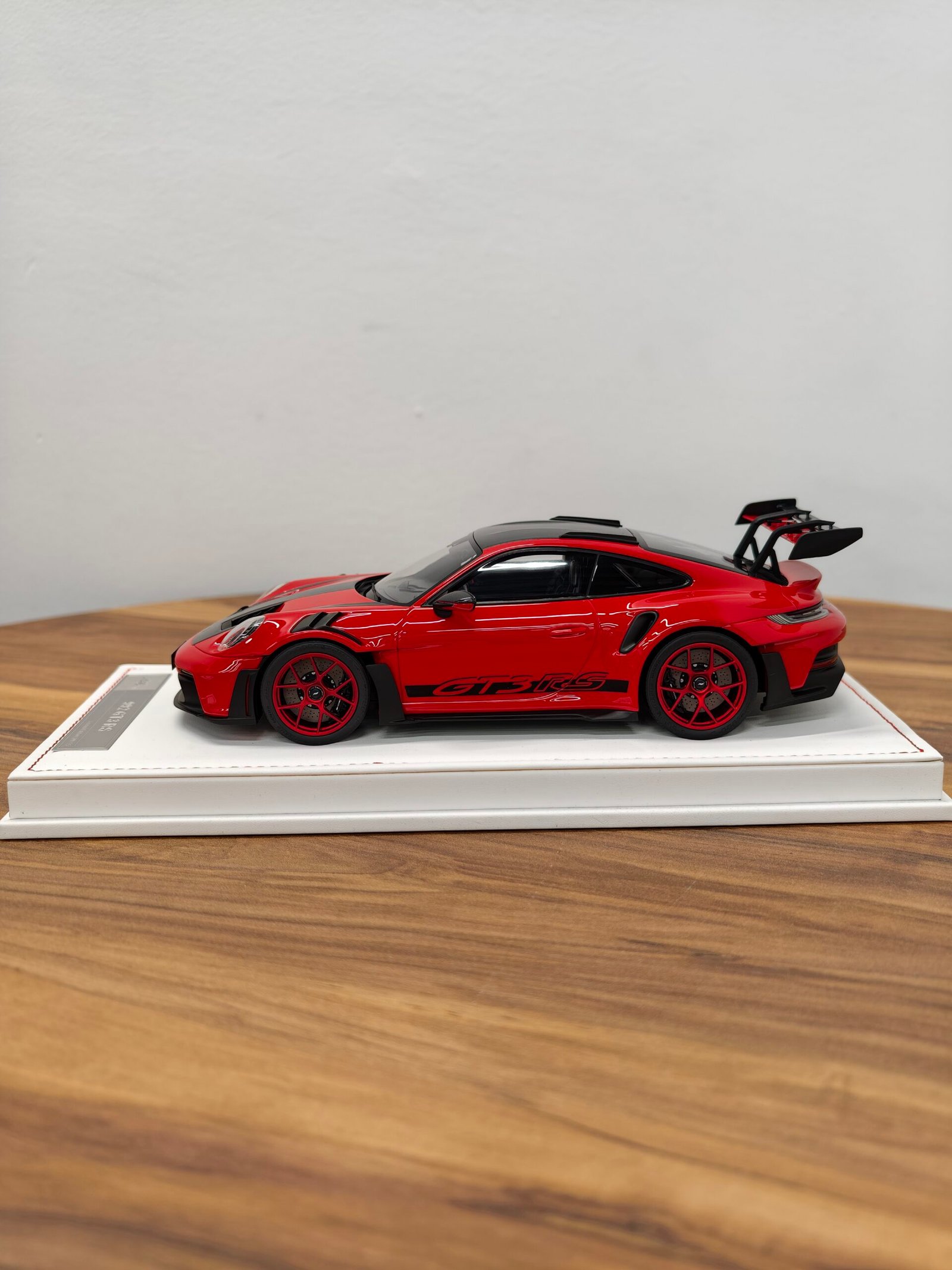 Porsche 992 GT3 RS 1:18 Red - Image 3