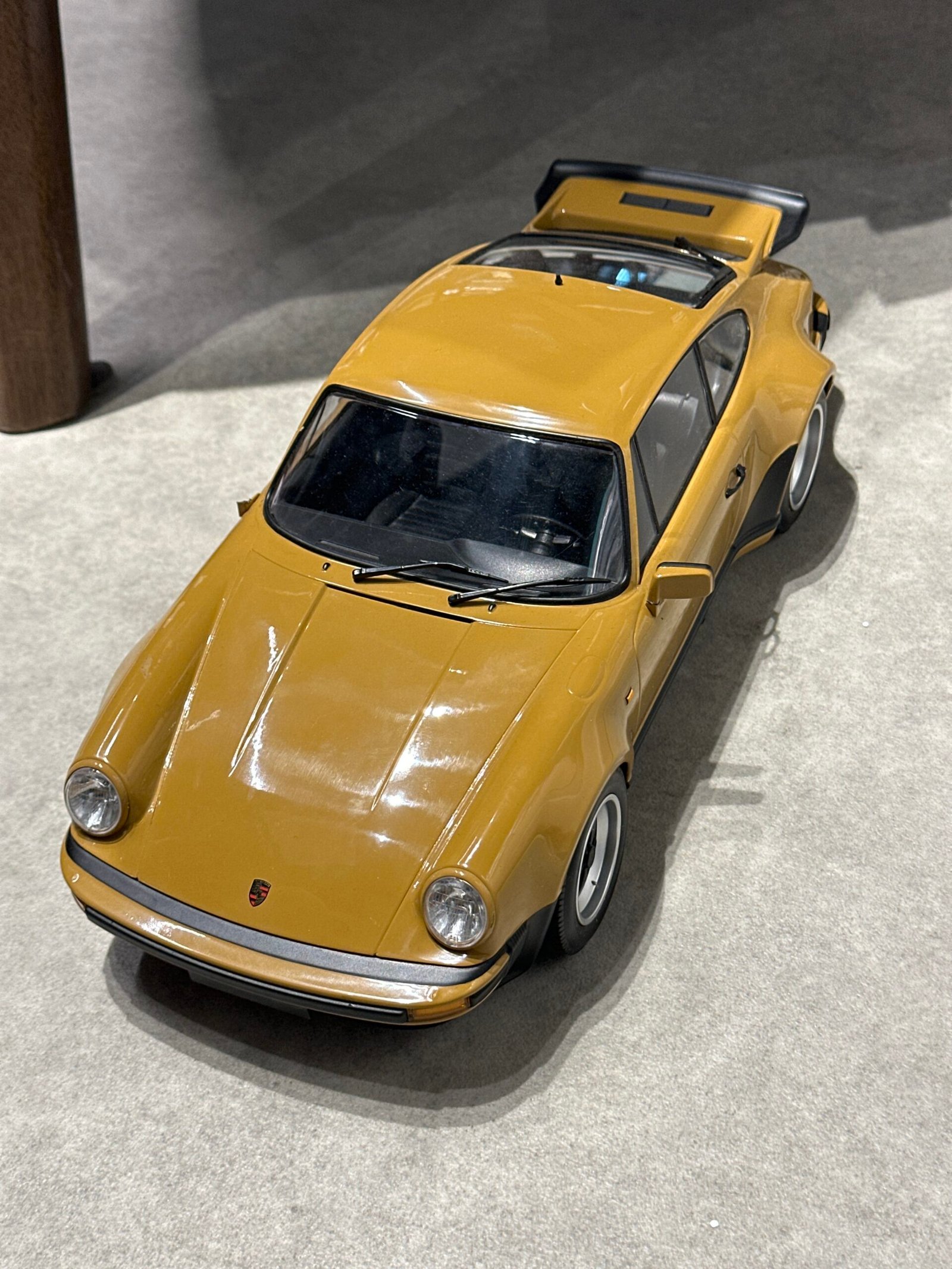 Porsche 911 Turbo-1977 (Tan) 1:12