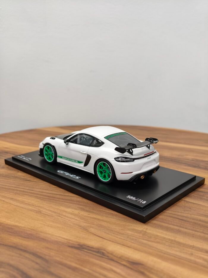 Porsche 178 Cayman GT4 RS White 1:18 - Image 2
