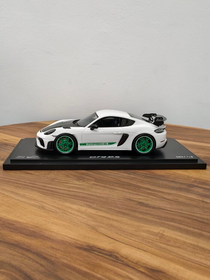 Porsche 178 Cayman GT4 RS White 1:18 - Image 3