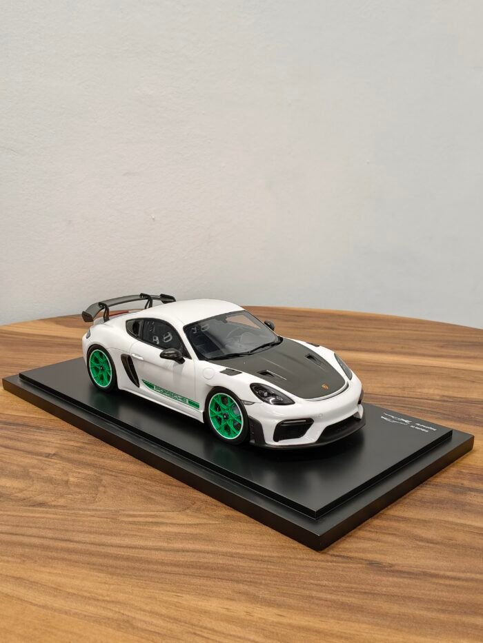 Porsche 178 Cayman GT4 RS White 1:18 - Image 4