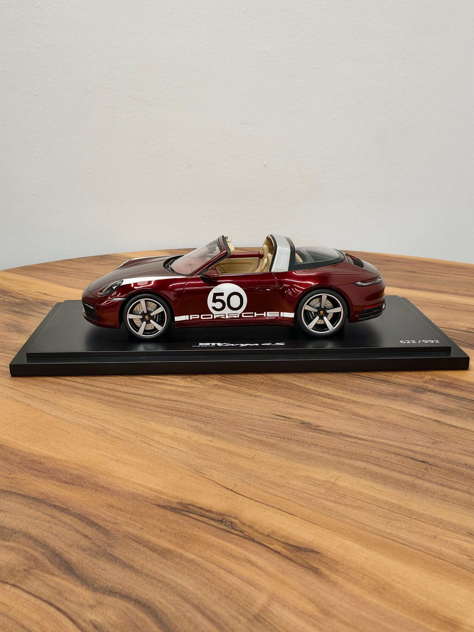 Porsche 911 Targa 4S Dark Red 1:18 - Image 3