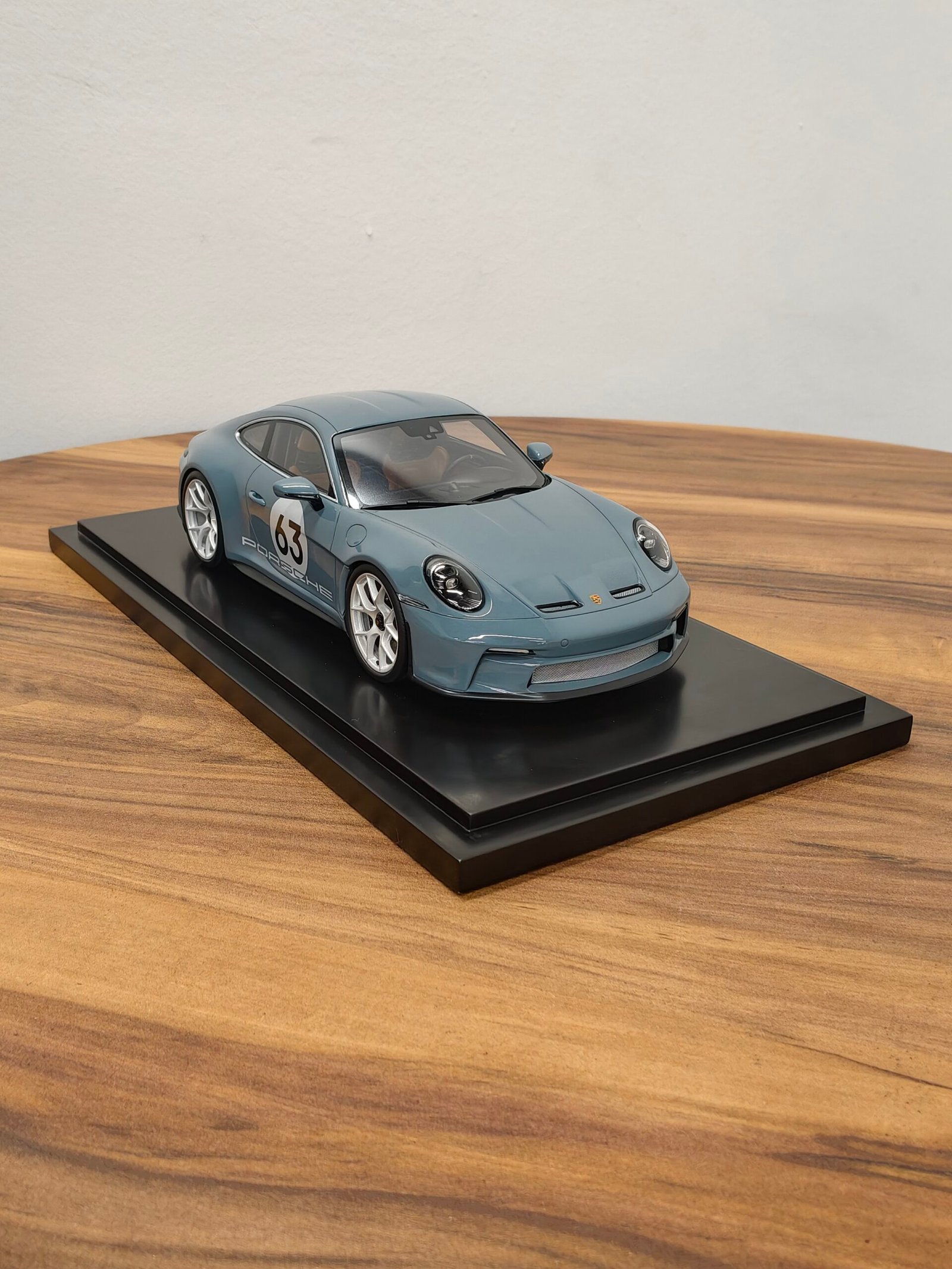 Porsche 911 S/T (Meissen Blue) 1:18 - Image 4