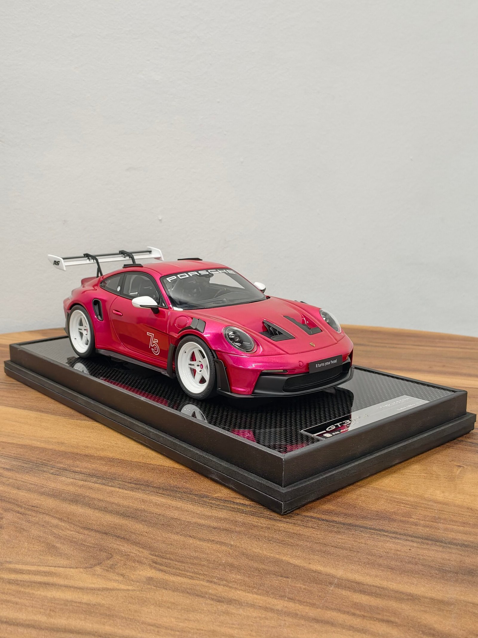 Porsche 911 (992.1) GT3 RS 1:18 Pink Momo - Image 2