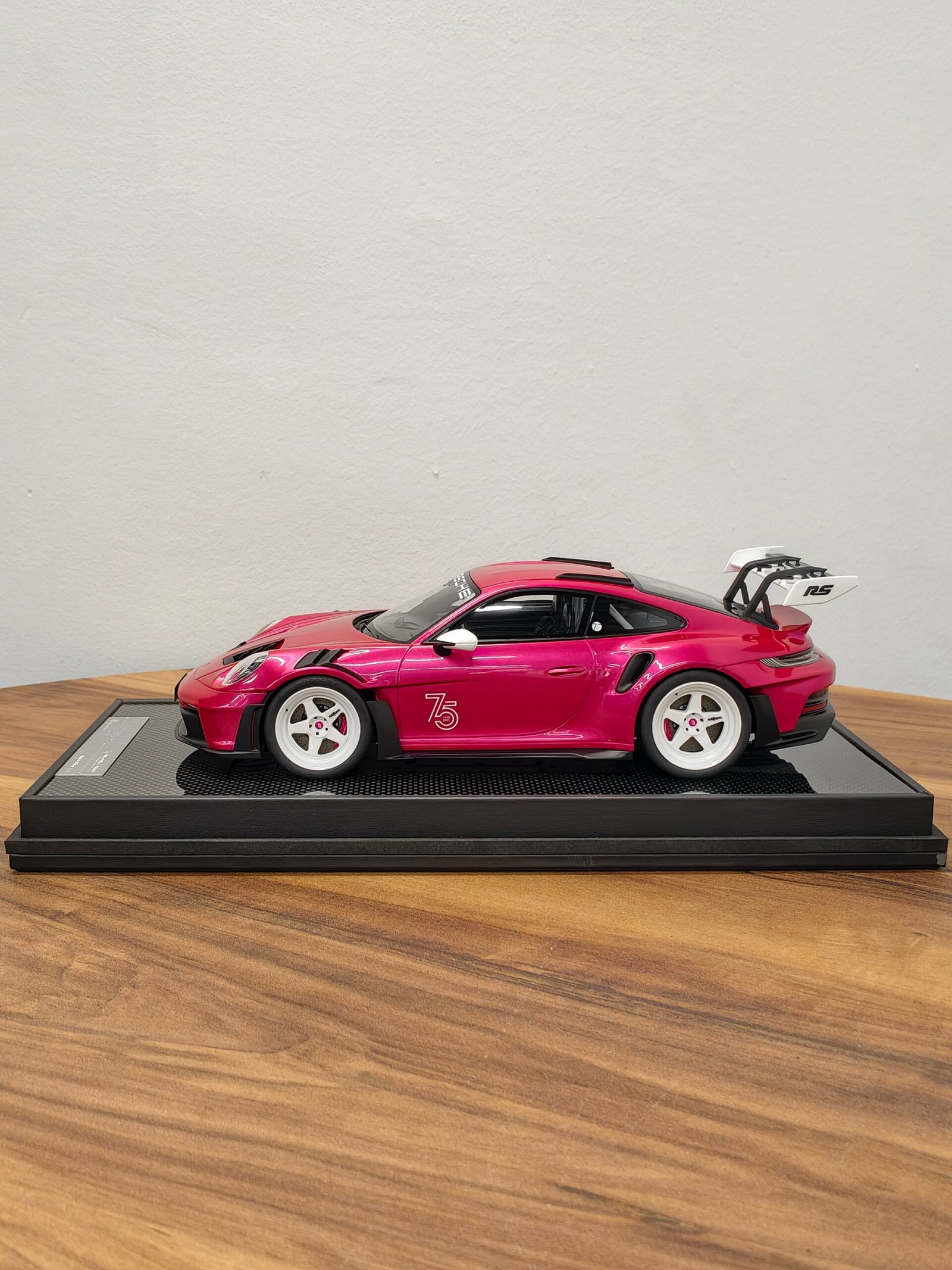 Porsche 911 (992.1) GT3 RS 1:18 Pink Momo - Image 3