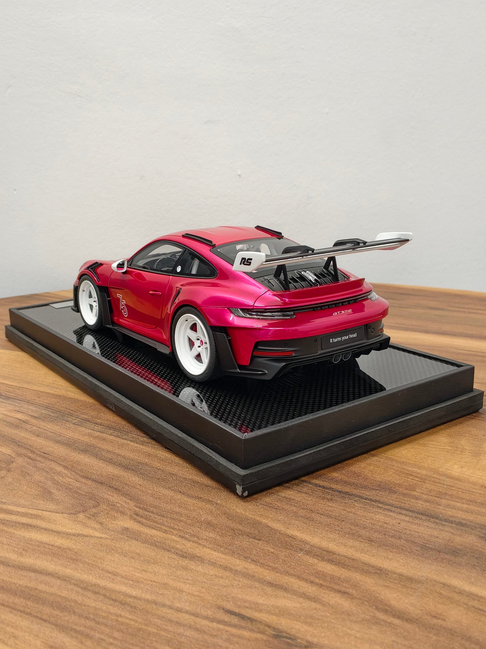 Porsche 911 (992.1) GT3 RS 1:18 Pink Momo - Image 4