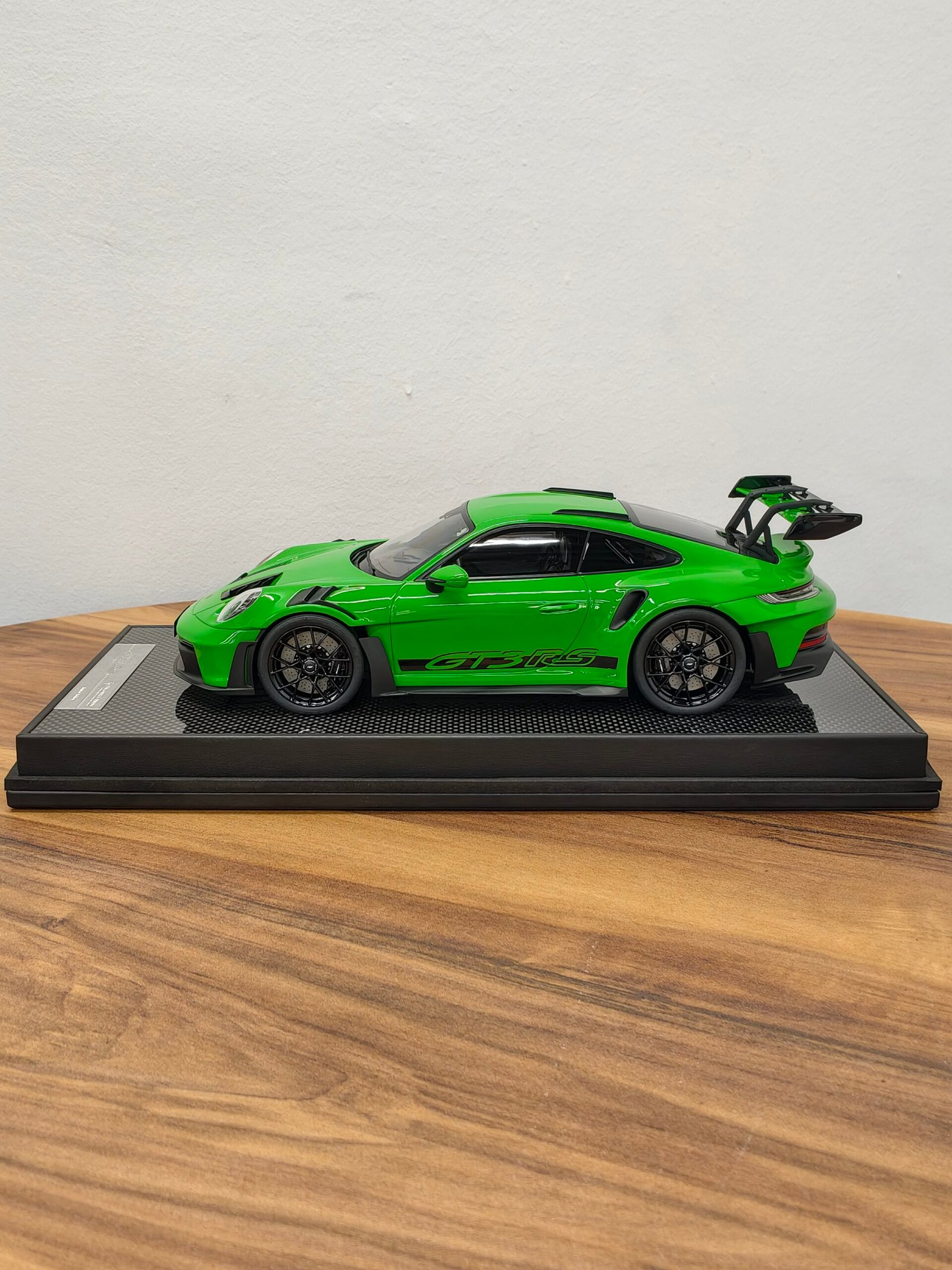 Porsche 911 (992.1) GT3 RS 1:18 Green - Image 3