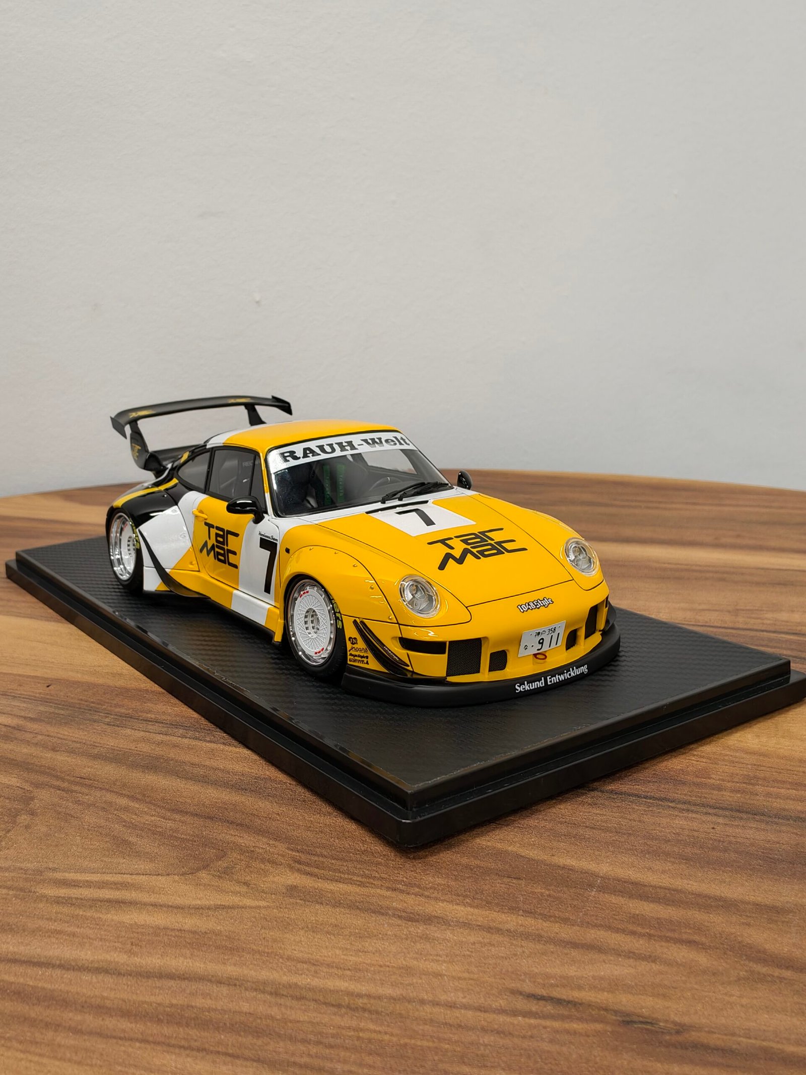 Porsche RWB 993 Yellow 1:18 - Image 4