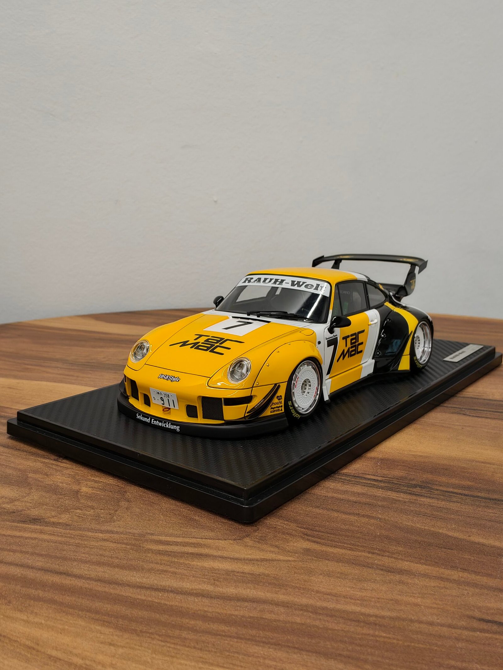 Porsche RWB 993 Yellow 1:18