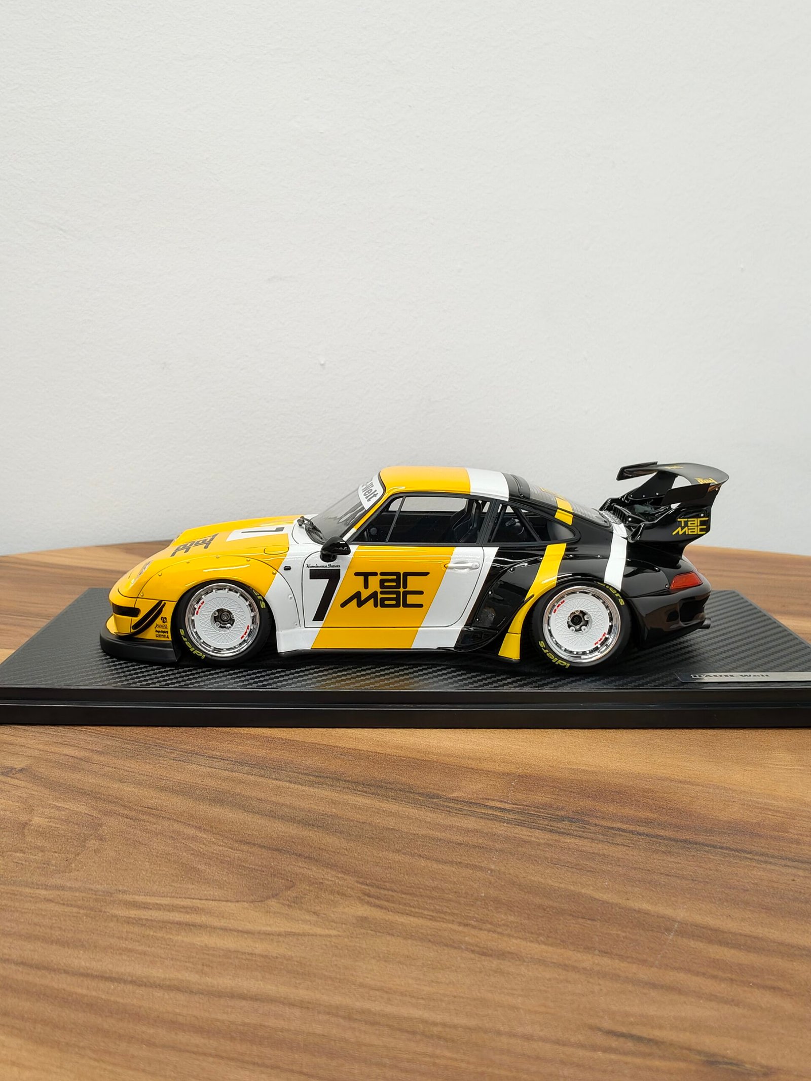 Porsche RWB 993 Yellow 1:18 - Image 3