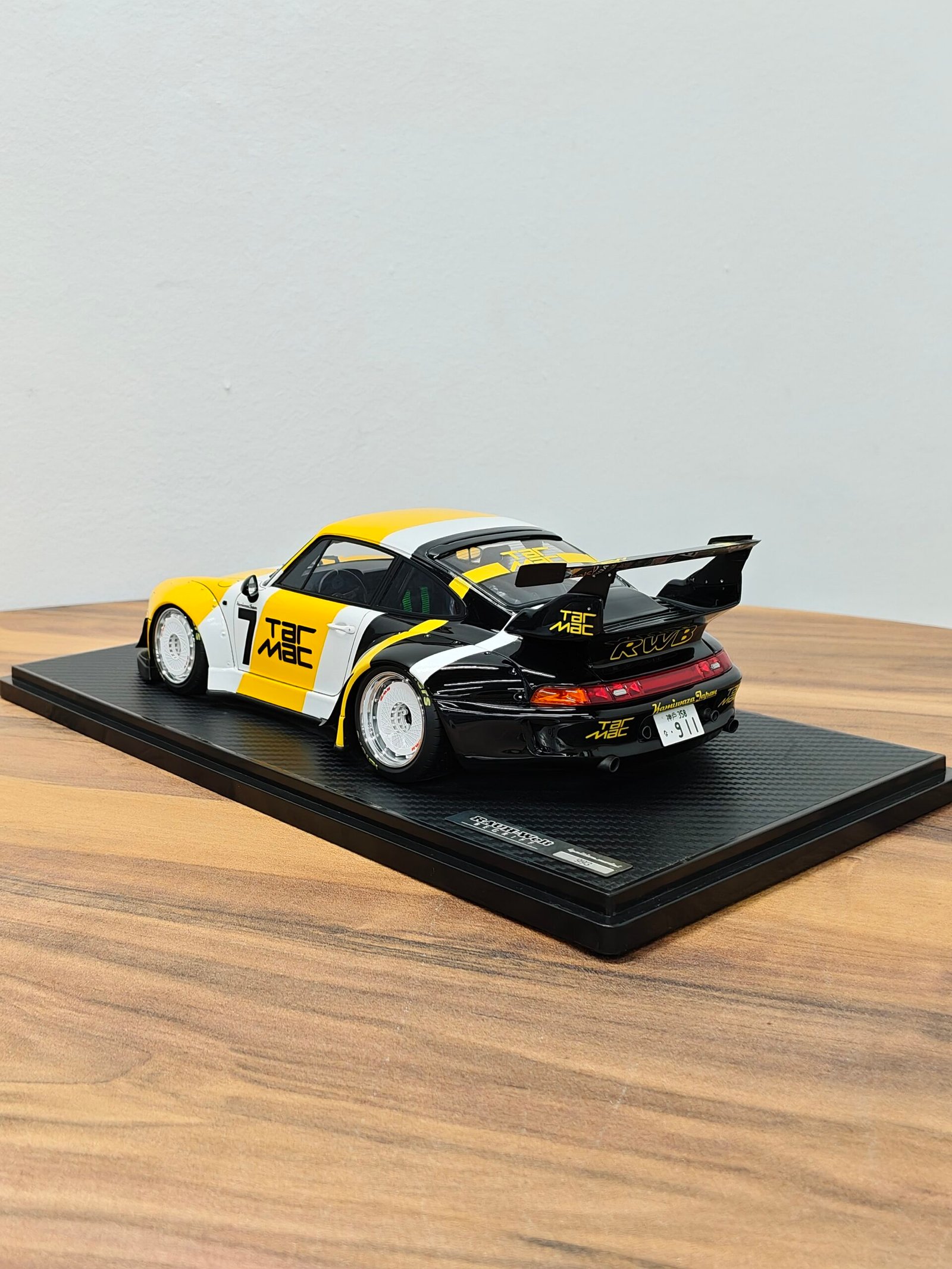 Porsche RWB 993 Yellow 1:18 - Image 2