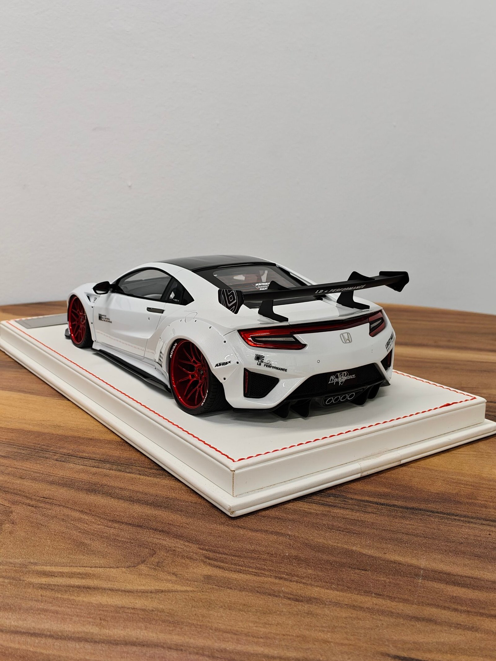 LB Performance NSX Pearl White 1:18 - Image 4