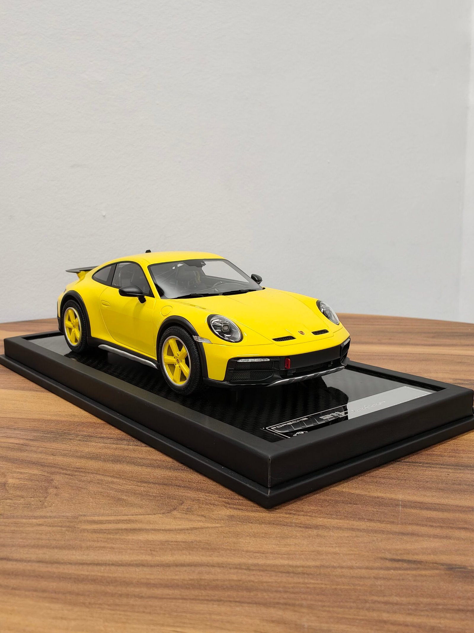 Porsche 911 Dakar 1:18 Yellow - Image 2