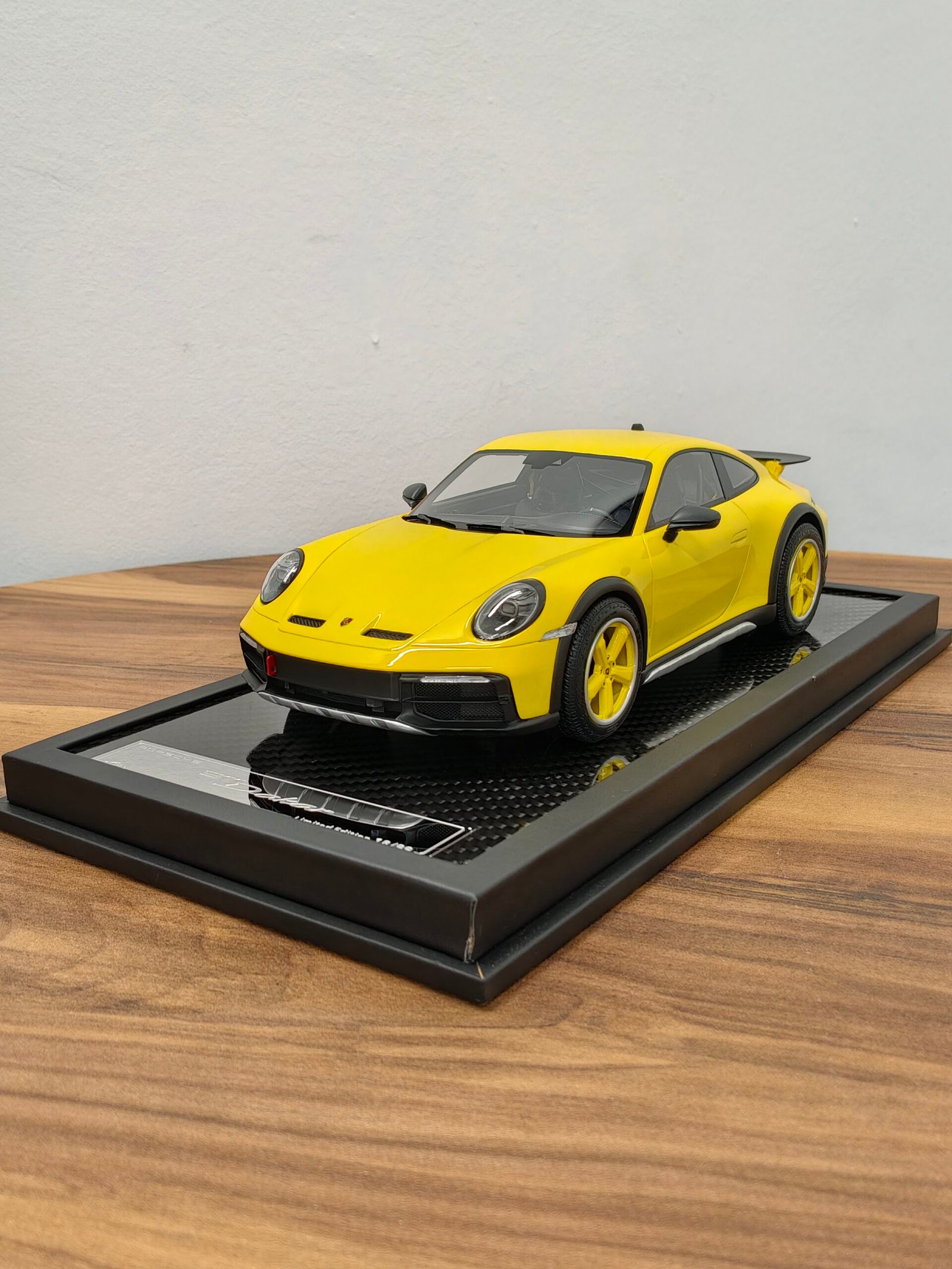 Porsche 911 Dakar 1:18 Yellow