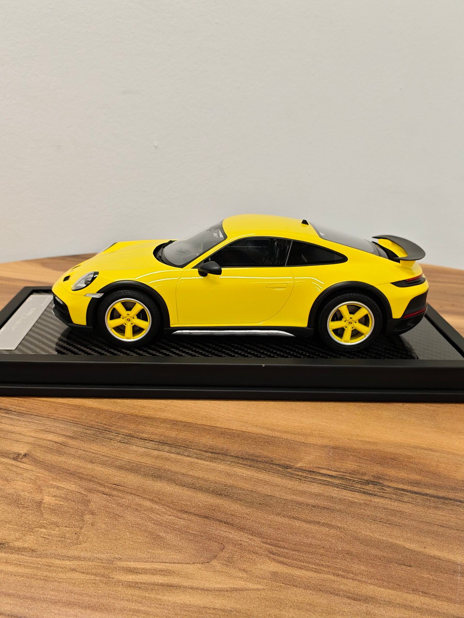 Porsche 911 Dakar 1:18 Yellow - Image 3
