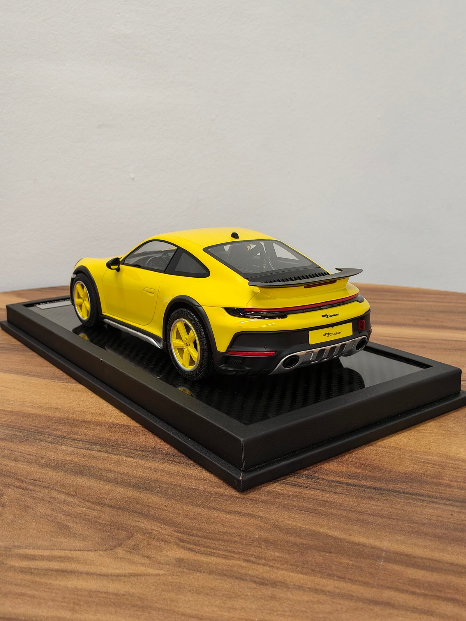 Porsche 911 Dakar 1:18 Yellow - Image 4