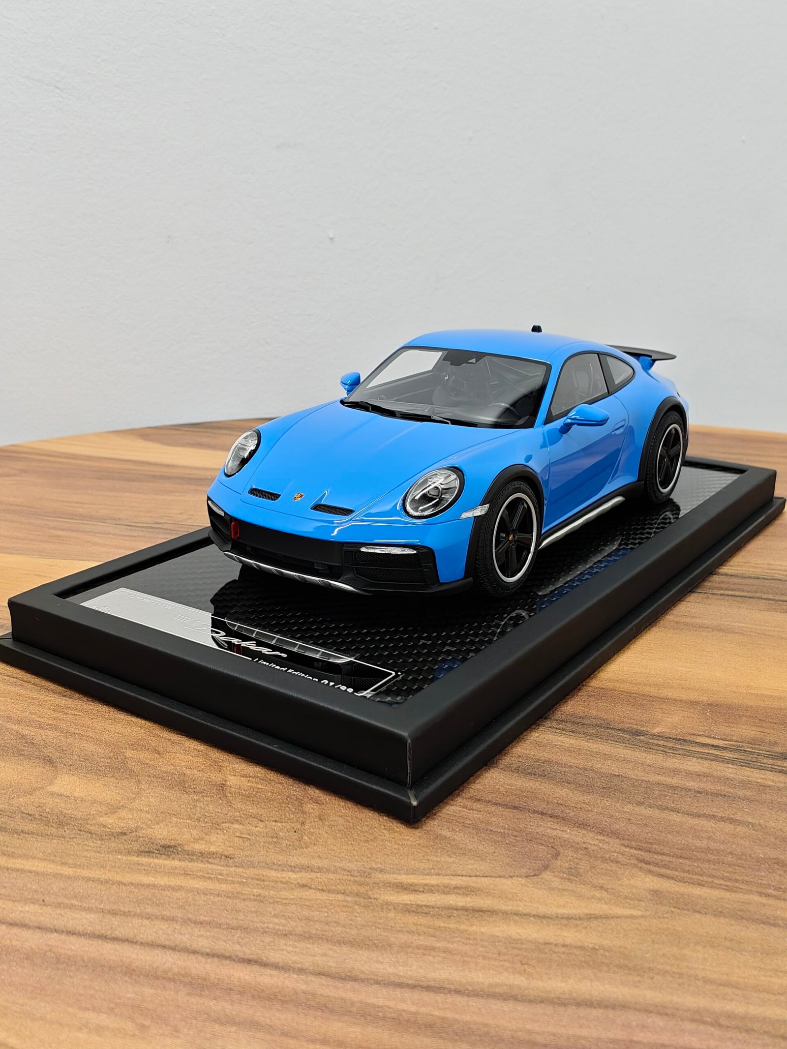 Porsche 911 Dakar 1:18 Blue